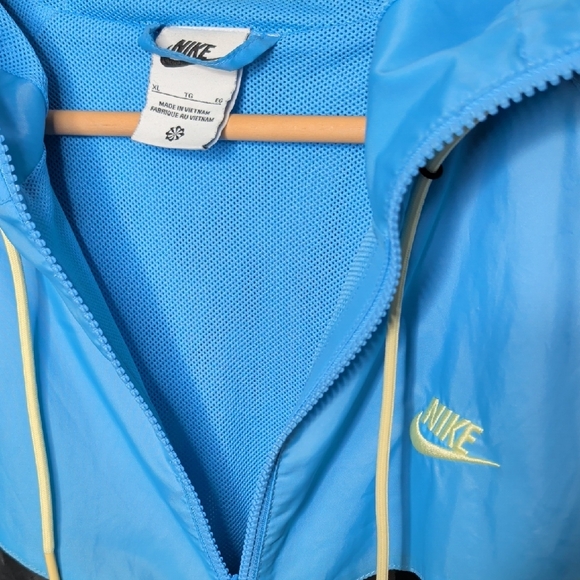 Nike Men's Light Blue and Black Windbreaker - Picture 2 of 5